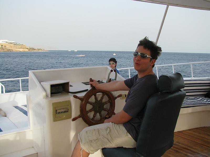 Sharm-el-Sheikh 070.jpg - Boot to Tirana Island - Schift zu Tiran Insel - Barco a la isla Tirana
Captain Lars
